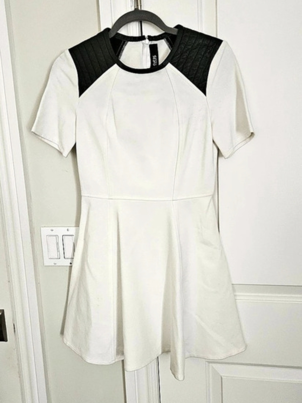 CUTE25 White & Black Mini Dress Size 4 Like New